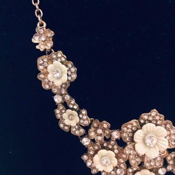 #1740 RHINESTONES WHITE FLOWERS NECKLACE 17 INCH LOBSTER CLAW - Picture 3 of 9